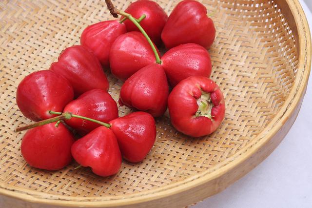 莲雾的功效与作用，红莲雾的功效与作用（莲雾的功效与作用糖尿病人能吃吗）