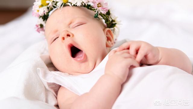 婴儿睡觉头总是偏向一边有影响吗，为什么婴儿的头老是歪向一边（刚出生几个月的宝宝头部左歪右歪）