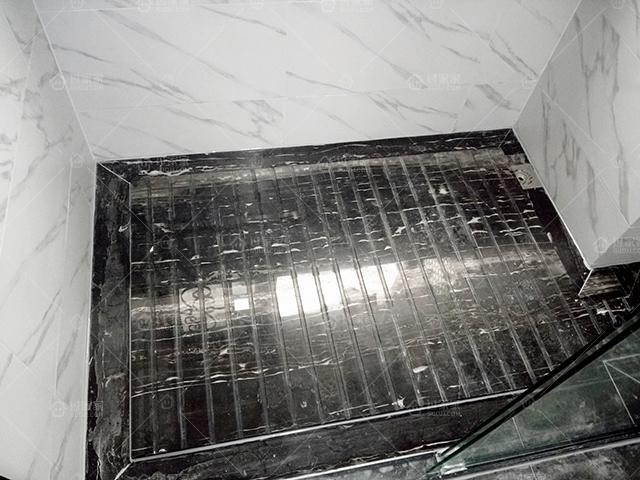 淋浴房拉槽做法的优点是什么，淋浴房地面做拉槽好不好（隔壁家淋浴房做了拉槽设计）
