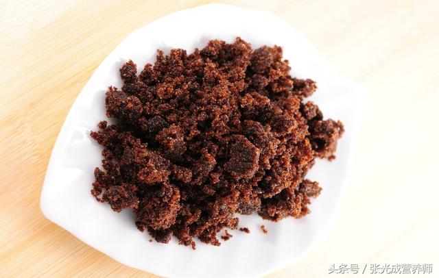 赤砂糖与红糖的区别，如何区分赤砂糖和红糖（红糖和赤砂糖有何不同）