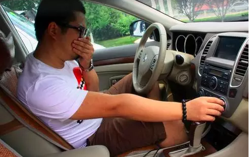 新车去甲醛最好柠檬，新车放什么可以快速除异味（巧除新车中异味的方法）