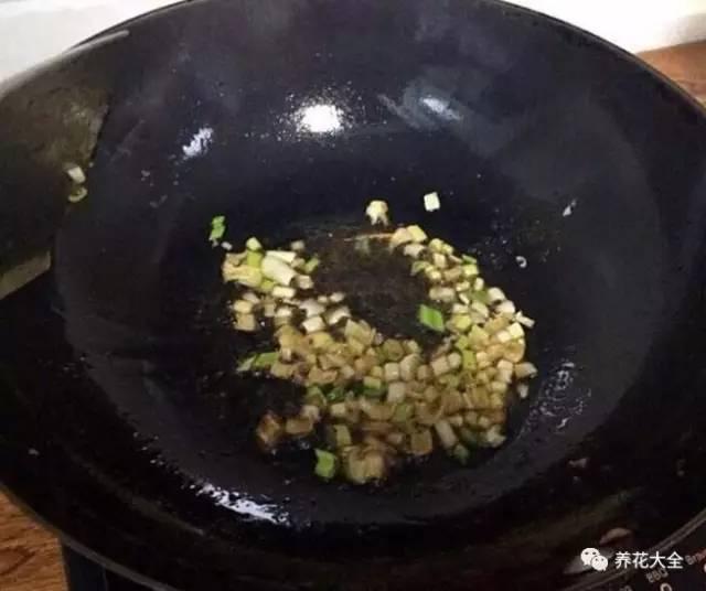 槐花应该怎么吃，槐花怎么吃好吃又简单（又到了吃槐花的季节）