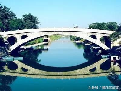 为什么桥大多设计成拱形的，桥为什么修成拱形（中国古代杰作“赵州桥”为何屹立1300年不倒）