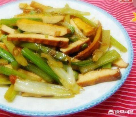 炒西芹的家常做法，肉炒西芹的做法（营养均衡好吃到舔盘）