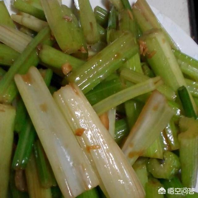 炒西芹的家常做法，肉炒西芹的做法（营养均衡好吃到舔盘）
