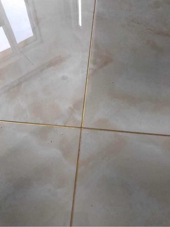 自己动手给客厅做美缝，自己动手给客厅做美缝好吗（老公为省钱自己做瓷砖美缝）