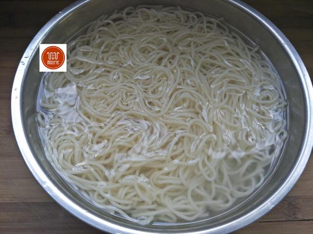 鸡丝凉面的做法，正宗鸡丝凉面的做法（用家常的调料就能做）