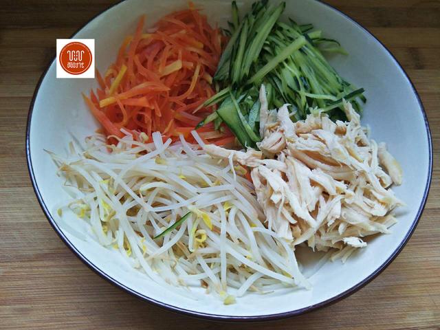 鸡丝凉面的做法，正宗鸡丝凉面的做法（用家常的调料就能做）