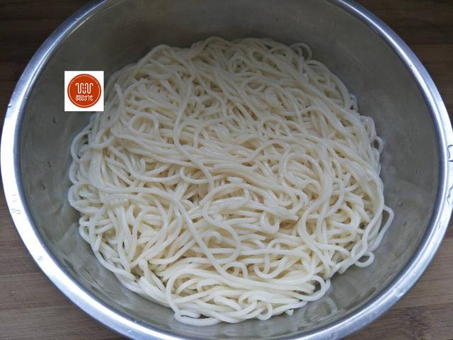 鸡丝凉面的做法，正宗鸡丝凉面的做法（用家常的调料就能做）