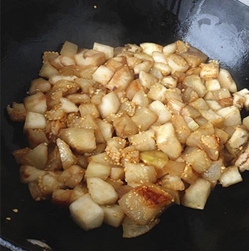 西红柿炒茄子，西红柿炒茄子先放西红柿还是茄子（西红柿炒茄子是哪里的菜）