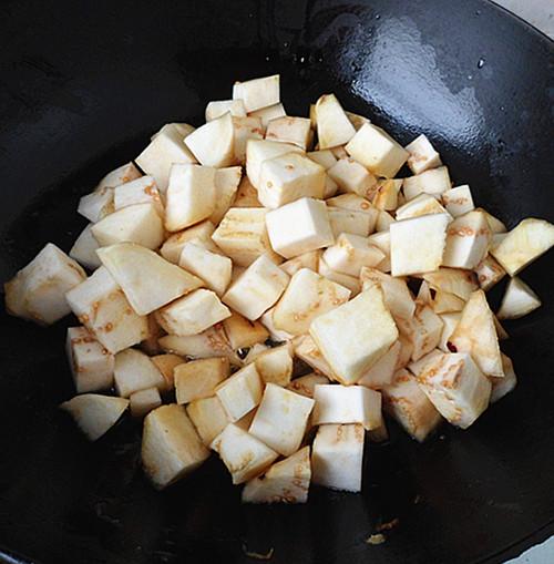 西红柿炒茄子，西红柿炒茄子先放西红柿还是茄子（西红柿炒茄子是哪里的菜）