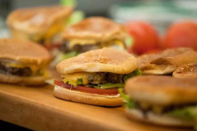 牛肉汉堡的热量，汉堡的热量真的高吗（其实有1招能让汉堡摘掉“垃圾食品”的帽子）