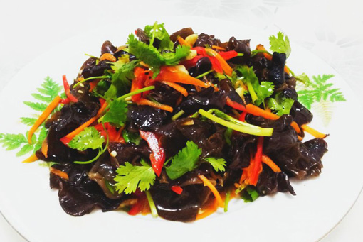 生木耳可以直接吃吗，秋木耳怎么做好吃（今后千万别再吃错了）