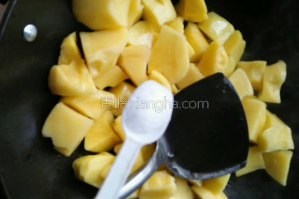 土豆焖饭如何做，土豆焖饭做法视频（土豆焖饭）