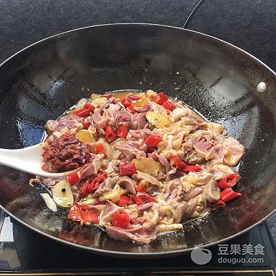 爆炒鸭杂制作，爆炒鸭杂怎么做（泡椒炒鸭杂的做法）