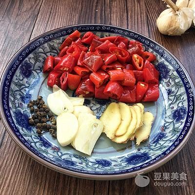 爆炒鸭杂制作，爆炒鸭杂怎么做（泡椒炒鸭杂的做法）