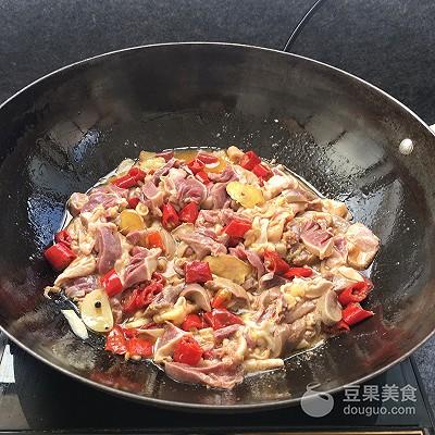 爆炒鸭杂制作，爆炒鸭杂怎么做（泡椒炒鸭杂的做法）