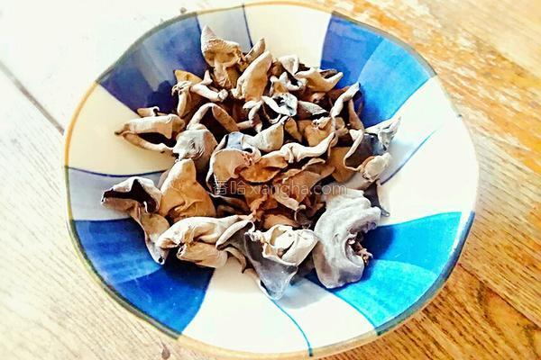 木耳炒白菜怎么做好吃，怎样炒白菜木耳好吃（木耳炒白菜）