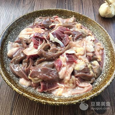 爆炒鸭杂制作，爆炒鸭杂怎么做（泡椒炒鸭杂的做法）