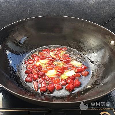 爆炒鸭杂制作，爆炒鸭杂怎么做（泡椒炒鸭杂的做法）