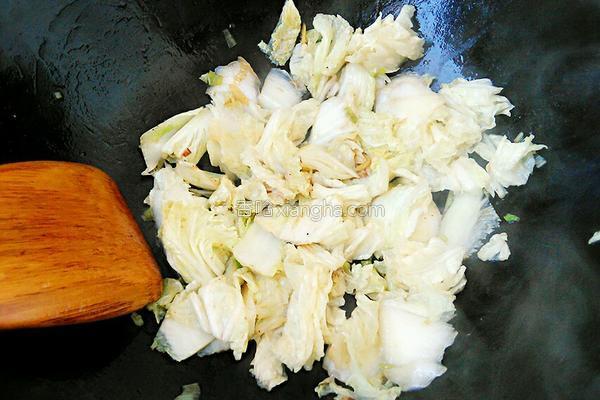 木耳炒白菜怎么做好吃，怎样炒白菜木耳好吃（木耳炒白菜）