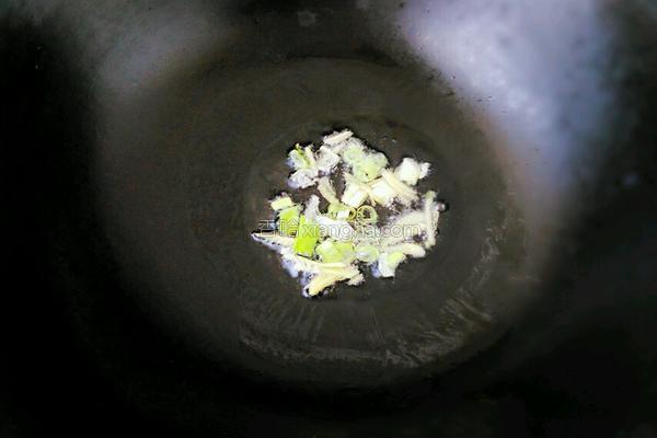 木耳炒白菜怎么做好吃，怎样炒白菜木耳好吃（木耳炒白菜）