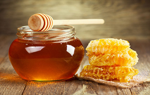 蜂蜜和香蕉能一起吃吗，香蕉能和蜂蜜能不能一起吃（香蕉和蜂蜜可以一起吃吗）