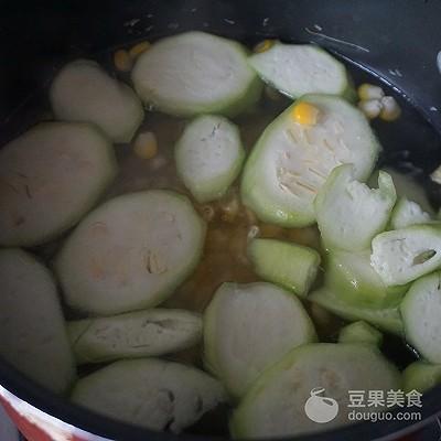 清汤肉丸子的家常做法，清汤肉丸子怎么做好吃（肉丸子杂蔬浓汤#浓汤宝火锅英雄争霸赛#）