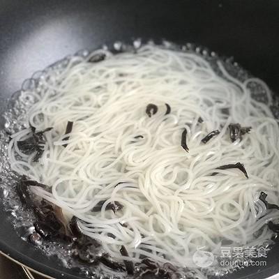 螺蛳粉的做法，螺蛳粉的做法及配方视频（桂林螺蛳粉的做法）