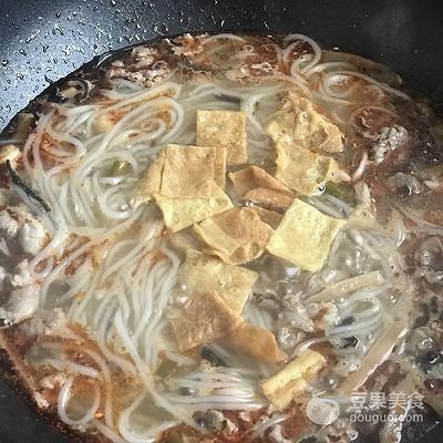 螺蛳粉的做法，螺蛳粉的做法及配方视频（桂林螺蛳粉的做法）