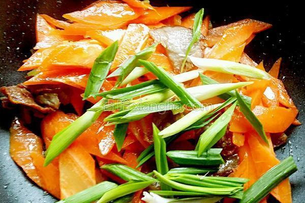 胡萝卜炒腊肉怎么做好吃，胡萝卜和腊肉怎么炒（胡萝卜炒腊肉）