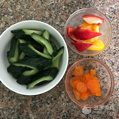 炒黄瓜怎么做，素炒黄瓜的家常做法（素食主义 咸蛋黄炒黄瓜）