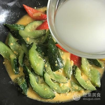 炒黄瓜怎么做，素炒黄瓜的家常做法（素食主义 咸蛋黄炒黄瓜）