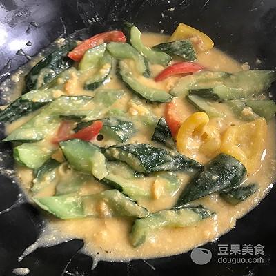炒黄瓜怎么做，素炒黄瓜的家常做法（素食主义 咸蛋黄炒黄瓜）