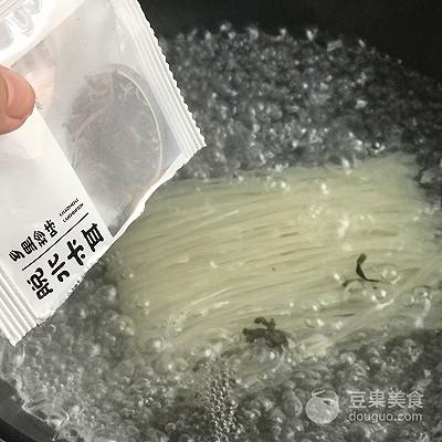 螺蛳粉的做法，螺蛳粉的做法及配方视频（桂林螺蛳粉的做法）