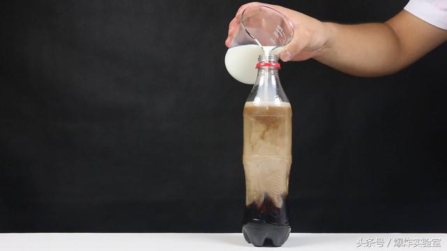 牛奶和可乐隔多久能一起喝吗，看完这个实验会让你吓一跳