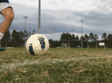 足球里脚背射门技巧，足球里脚背射门技巧是什么（如何不让你的正脚背射门一打就飞）