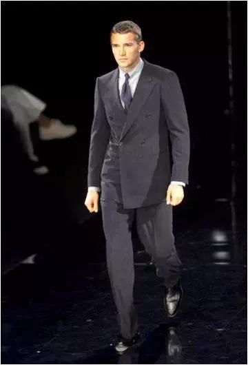 国际品牌男装十大排名，中国服装十大名牌排名男装（世界10大顶级奢侈品服装品牌排行榜）