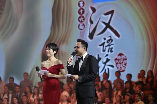 杨乐乐汪涵综艺节目完整版，汪涵杨乐乐“夫妻档”主持节目深情对望