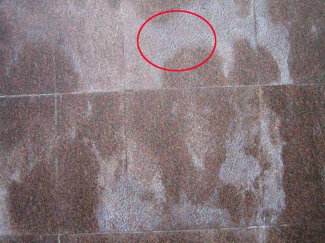 大理石返碱是什么引起的 大理石返碱处理流程，大理石返碱是什么引起的（老公一眼看出其中猫腻）