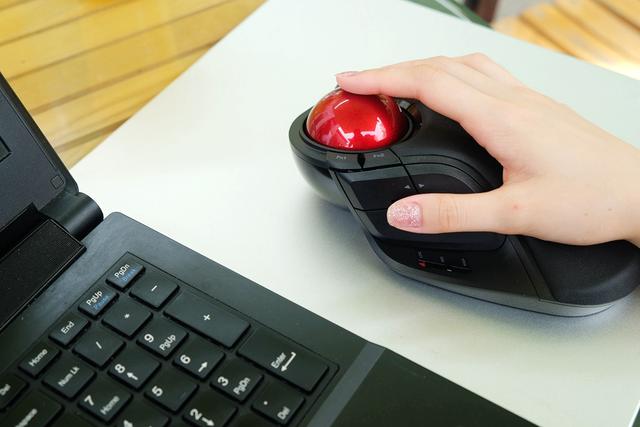 宜丽客鼠标怎么使用，宜丽客鼠标驱动（这个鼠标多达10枚自定义按键）