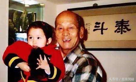 关晓彤的爷爷是谁，关晓彤爷爷个人资料（关学曾是琴书泰斗级人物）