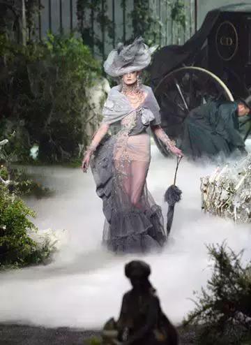 国际品牌男装十大排名，中国服装十大名牌排名男装（世界10大顶级奢侈品服装品牌排行榜）