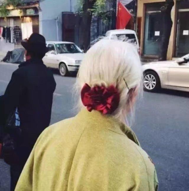 情侣头像:白发戴花君莫笑，岁月从不败美人，花子君黑白情侣头像微信（白发戴花君莫笑）