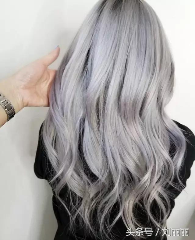 美发怎样才能学会调颜色，教你头发怎么才能调出来粉红色（如何用基色做最流行灰色头发）
