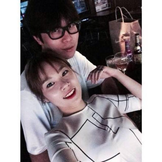 男生毫不避讳的盯着女生看，男人盯着你看眼神不躲（当你身边有女生喜欢你时）