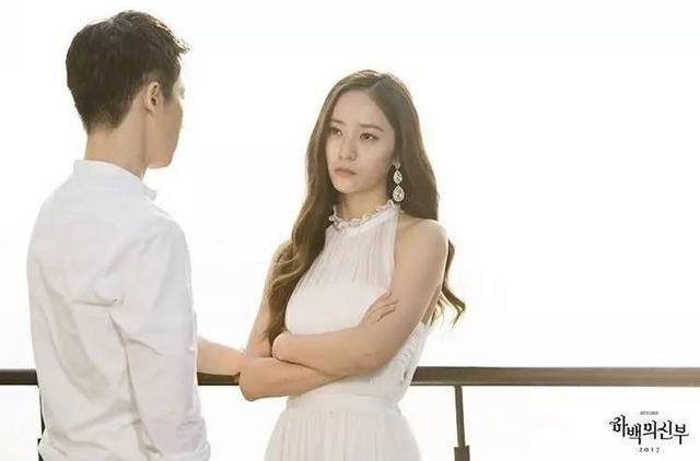 男生毫不避讳的盯着女生看，男人盯着你看眼神不躲（当你身边有女生喜欢你时）