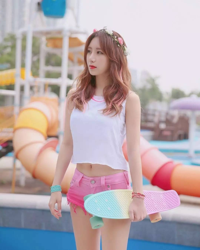 男生毫不避讳的盯着女生看，男人盯着你看眼神不躲（当你身边有女生喜欢你时）