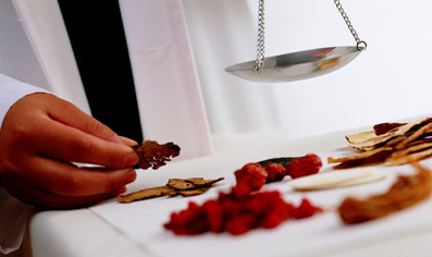 过敏性紫癜怎么治，过敏性紫癜怎么治疗能去根（过敏性紫癜的发病机理及理想的治疗方案）