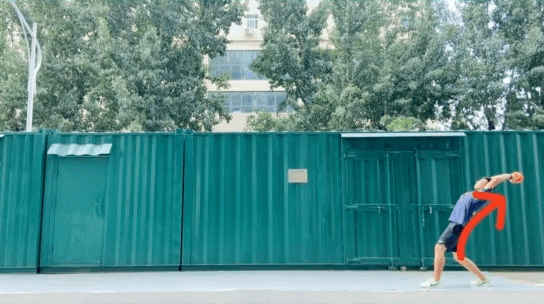 立定跳远怎么跳得远，立定跳远怎么跳的远（如何投实心球才能远）